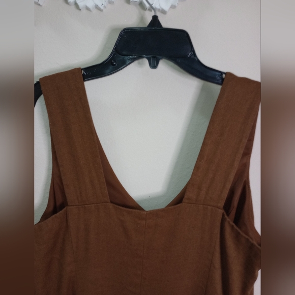 BEAUTIFUL SLEEVELES DRESS, V NECK BARE BACK. - Picture 6 of 7